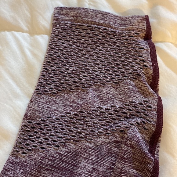 Pink seamless leggings. Size large. Like new. Maroon/purple. - Picture 5 of 6